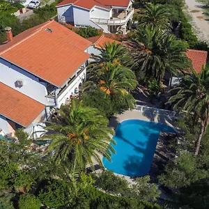 Apartament Boy & Pool Girl